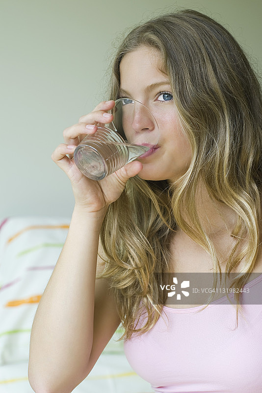 年轻女子喝了一杯水图片素材