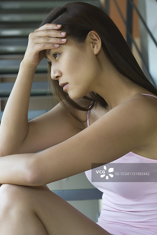 年轻女人捂着头图片素材