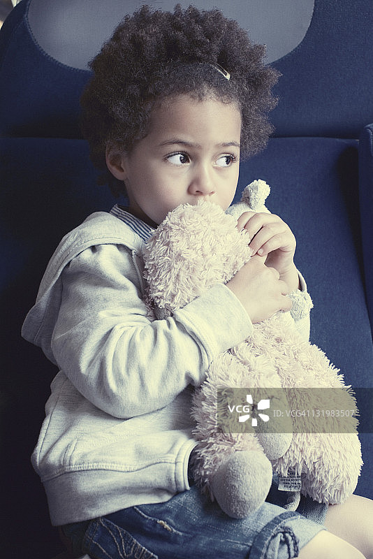 抱着毛绒玩具的小女孩肖像图片素材