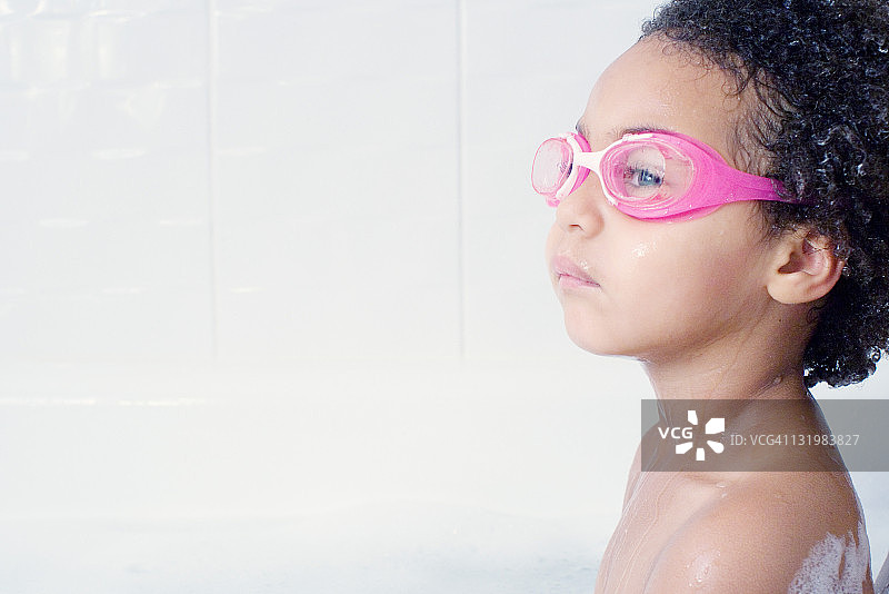 戴着游泳镜在浴缸里的小女孩图片素材