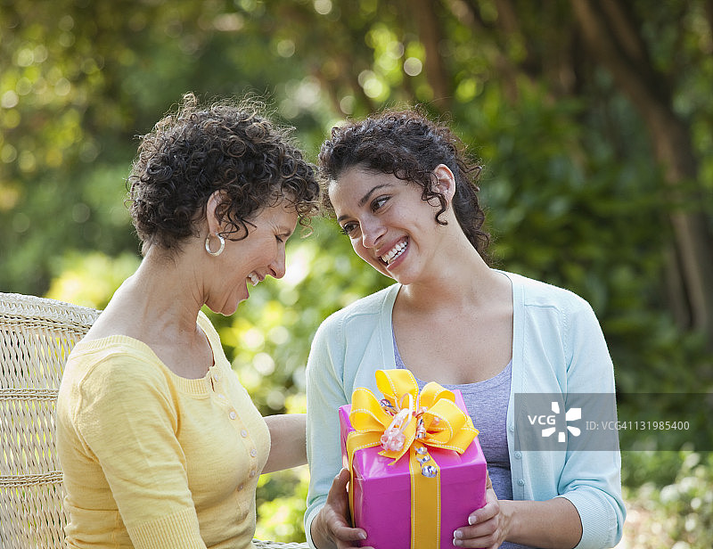 西班牙裔女儿给母亲送生日礼物图片素材