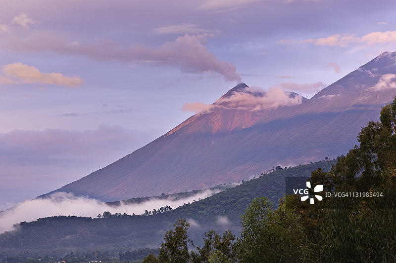 偏远地区的云彩与山脉图片素材