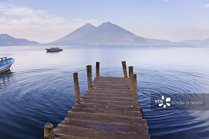 远山湖边码头图片素材