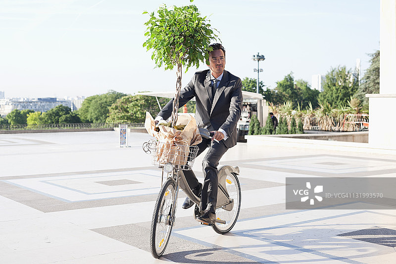 商人骑自行车 carrying 植物，埃菲尔铁塔，巴黎，法兰西岛，法国图片素材