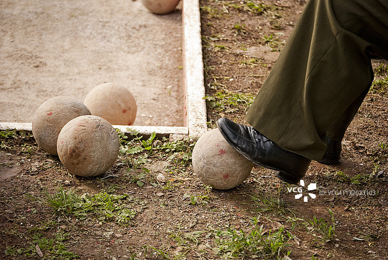男人踩到钉子图片素材