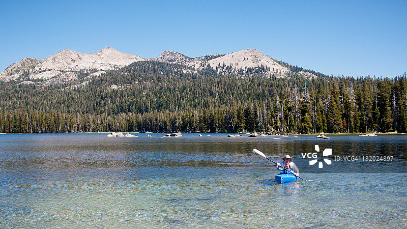 爷爷和孙女在阿尔卑斯湖上划皮划艇图片素材