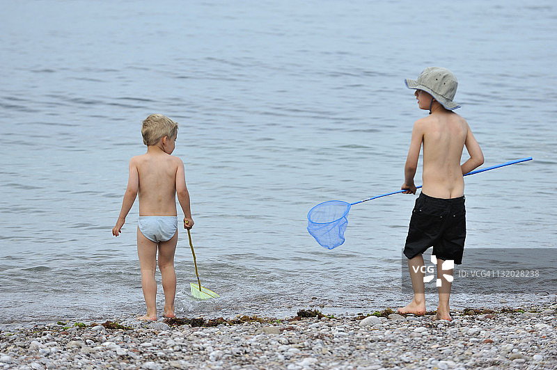 拿着渔网的男孩图片素材