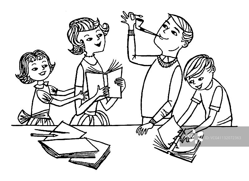 父亲和家人一起点烟斗图片素材