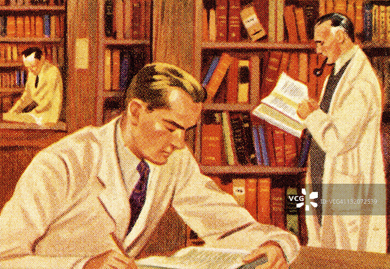 男人在图书馆做研究图片素材