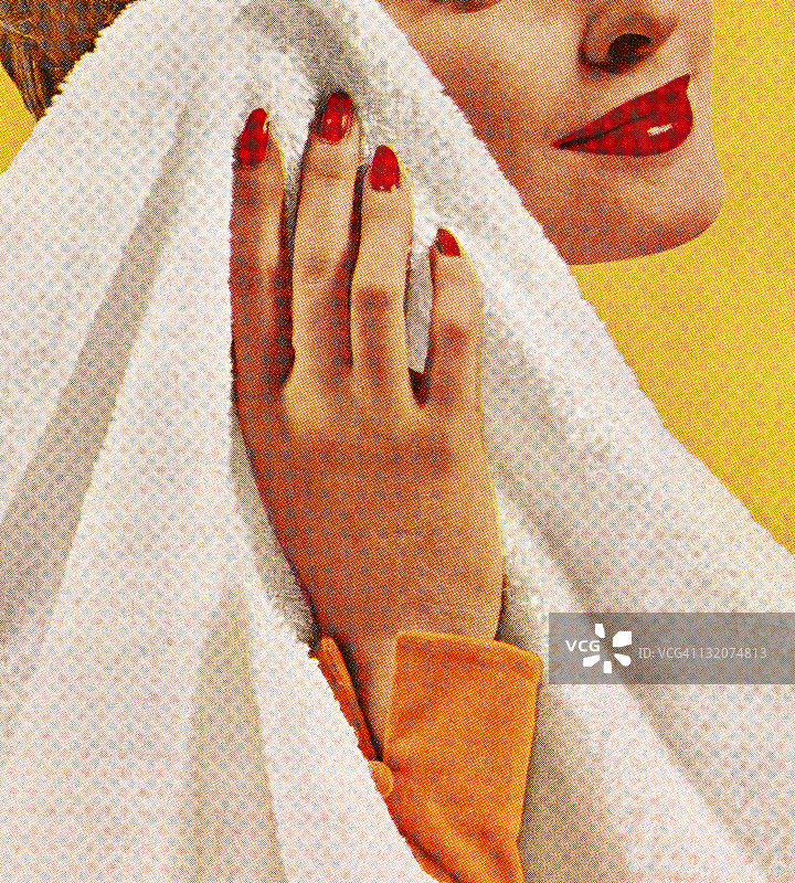 女人拿着毛巾图片素材