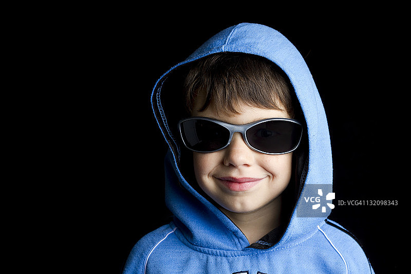 戴太阳镜的男孩图片素材