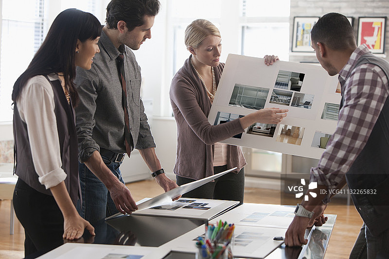 一起制作布局的年轻设计师图片素材