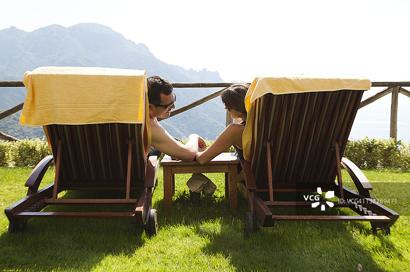 意大利阿马尔菲海岸：拉韦洛中年夫妇躺在躺椅上图片素材