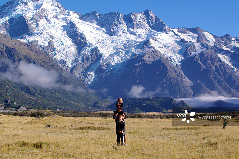 在库克山国家公园玩耍的孩子们图片素材