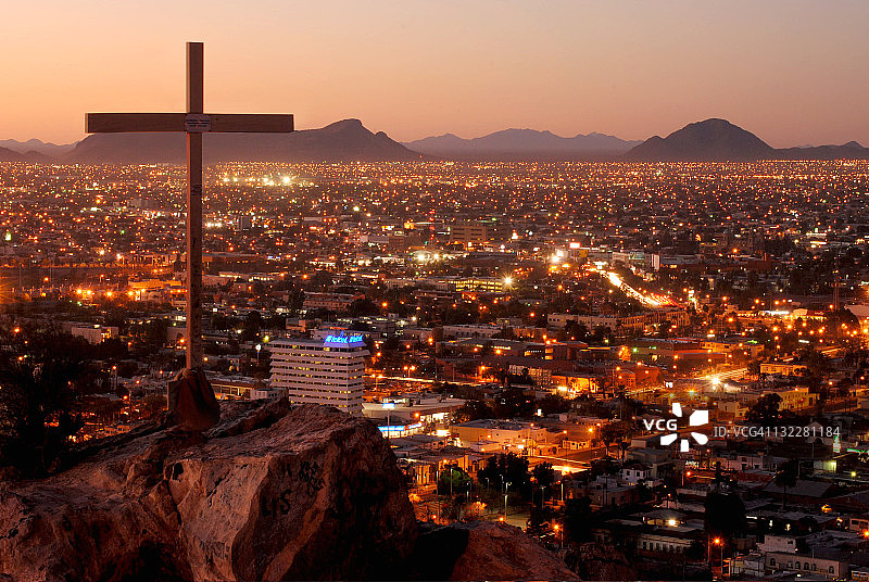 夜晚的城市景观十字架图片素材