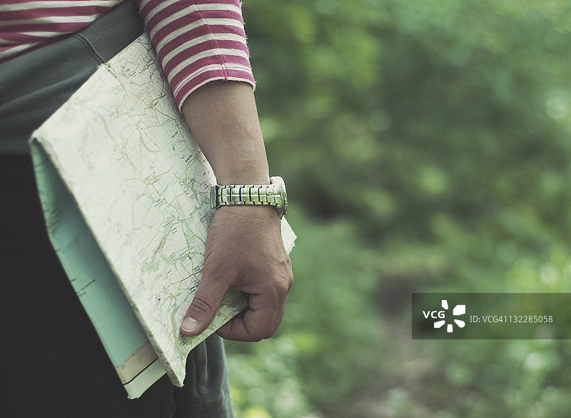女人拿着地图图片素材