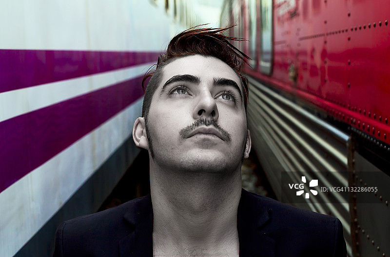 向上看的男人肖像图片素材