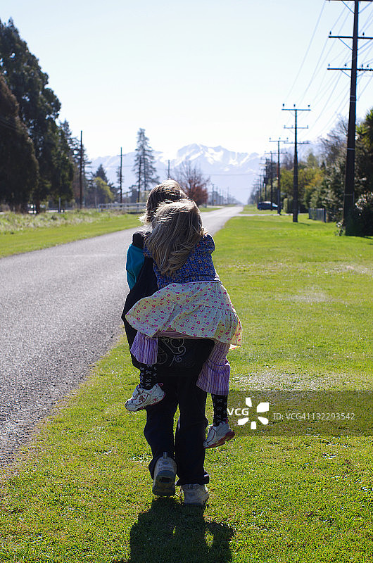 孩子们玩骑背游戏图片素材