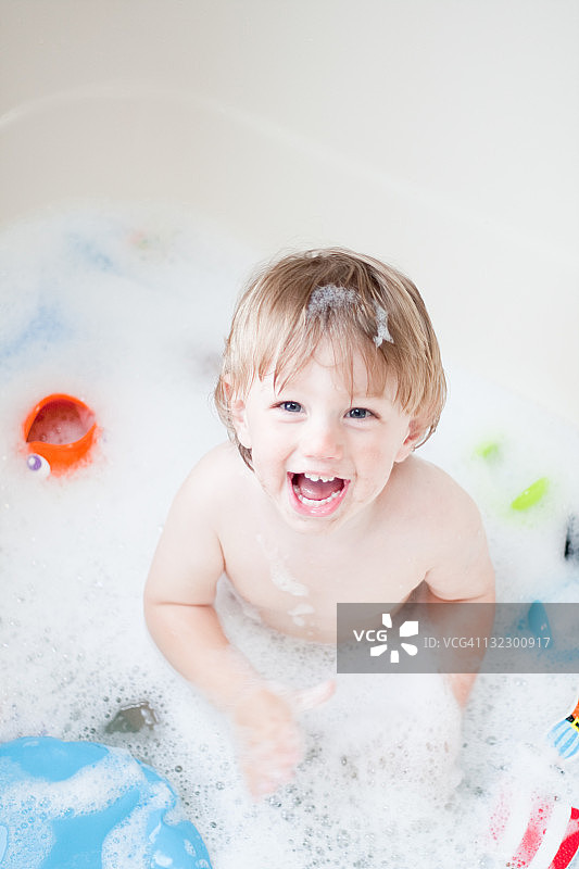 幼儿在浴缸里图片素材