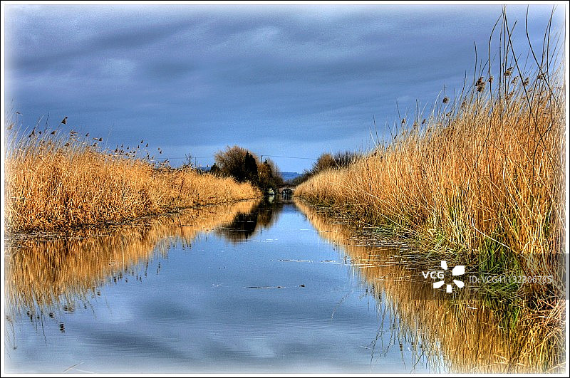 有倒影的运河图片素材