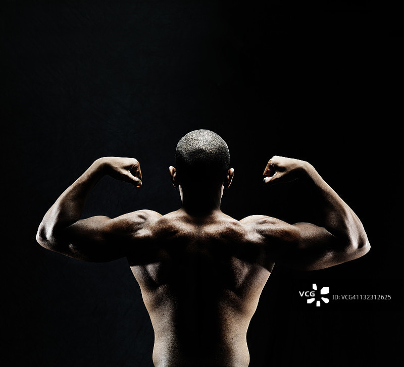 展示背部肌肉的年轻男人图片素材