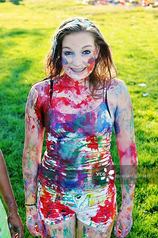 颜料大战后的青少年图片素材