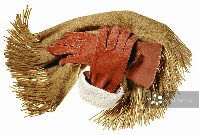 米色围巾和绒面革冬季手套图片素材