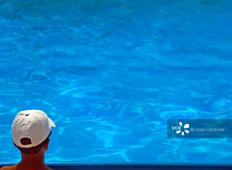 戴帽子的男人在水上乐园旁图片素材