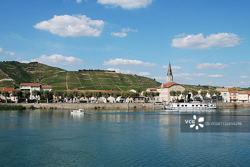 河流与葡萄园图片素材