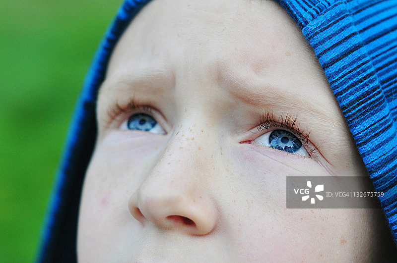 蓝眼睛和雀斑男孩的特写图片素材
