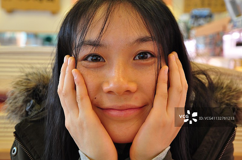 餐厅里的女人肖像图片素材