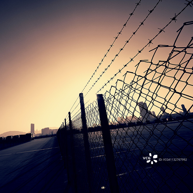 日落时分的带刺铁丝网图片素材