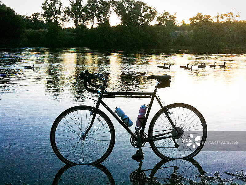 美国河流日出时的自行车图片素材