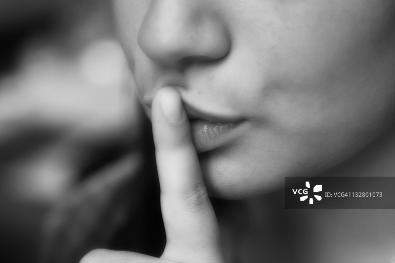 示意安静的女孩嘴部图片素材