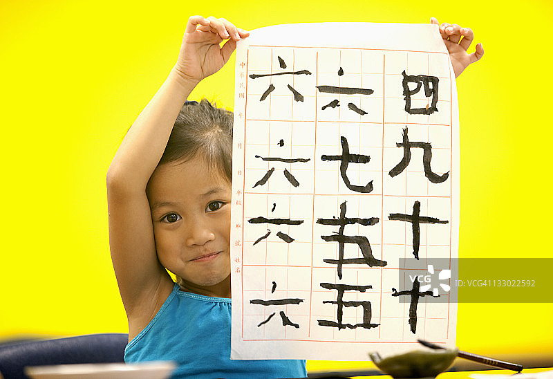 小女孩展示书法作品图片素材