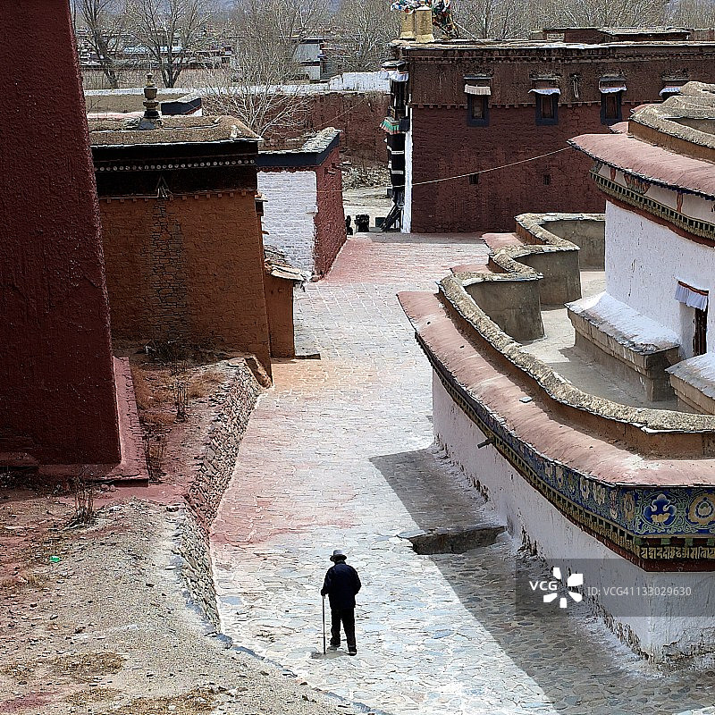 在寺院里行走的男人图片素材