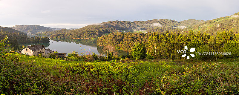 河口中的船夫图片素材
