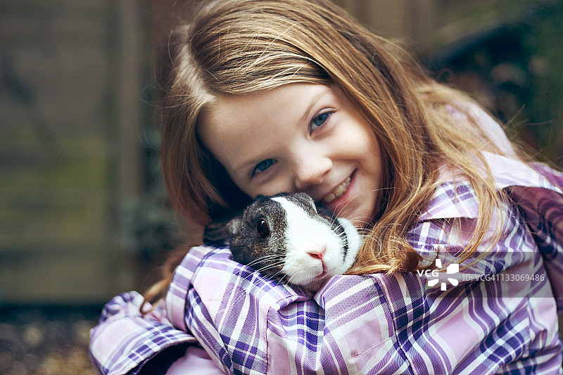 快乐的女孩和宠物兔图片素材