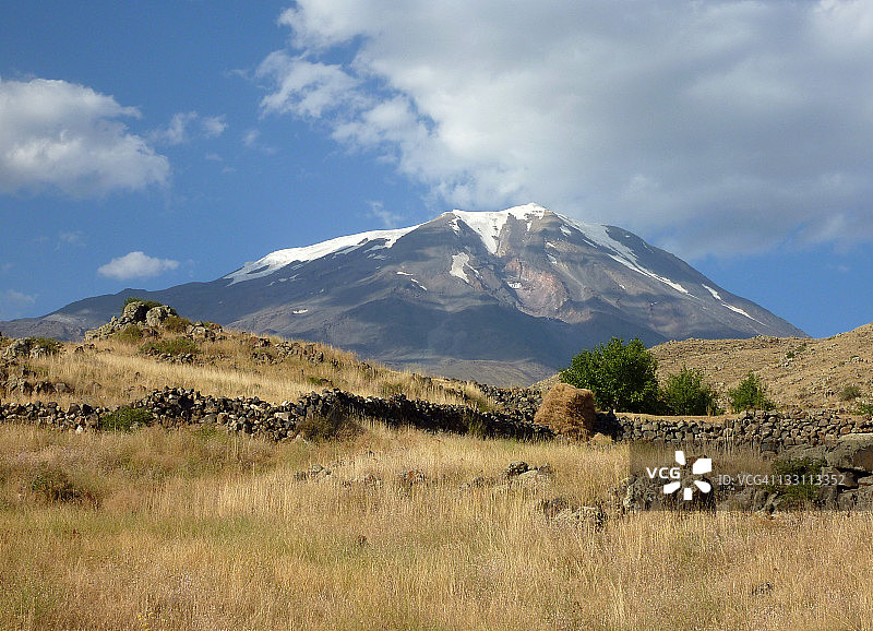 土耳其东部的阿拉拉特山脉图片素材