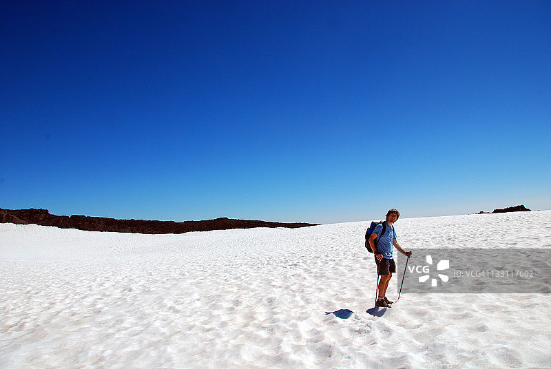 在火山口行走的男人图片素材