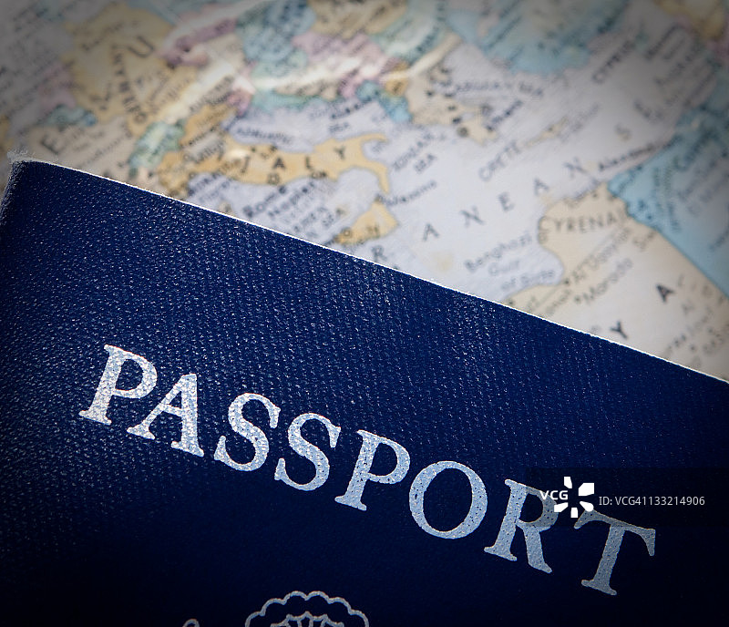护照与世界地图图片素材