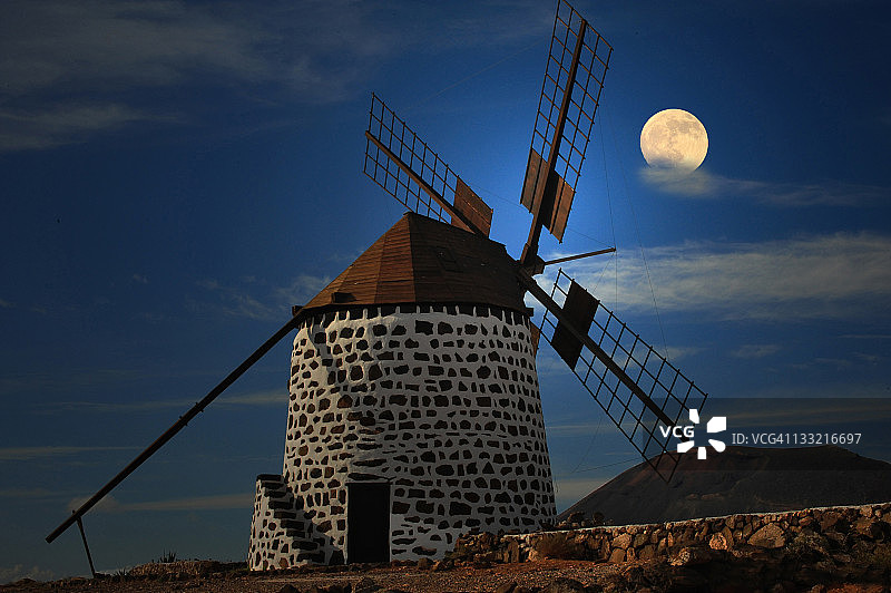 天空下的风车图片素材