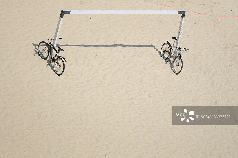 阳光明媚的一天，自行车和足球图片素材