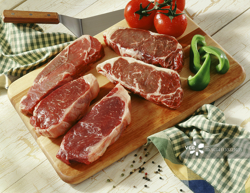 砧板上的生牛肉图片素材