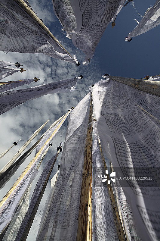 伸向天空的木杆祈祷旗图片素材