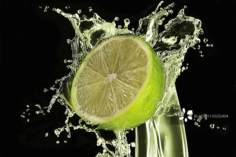 青柠汁的飞溅，特写图片素材