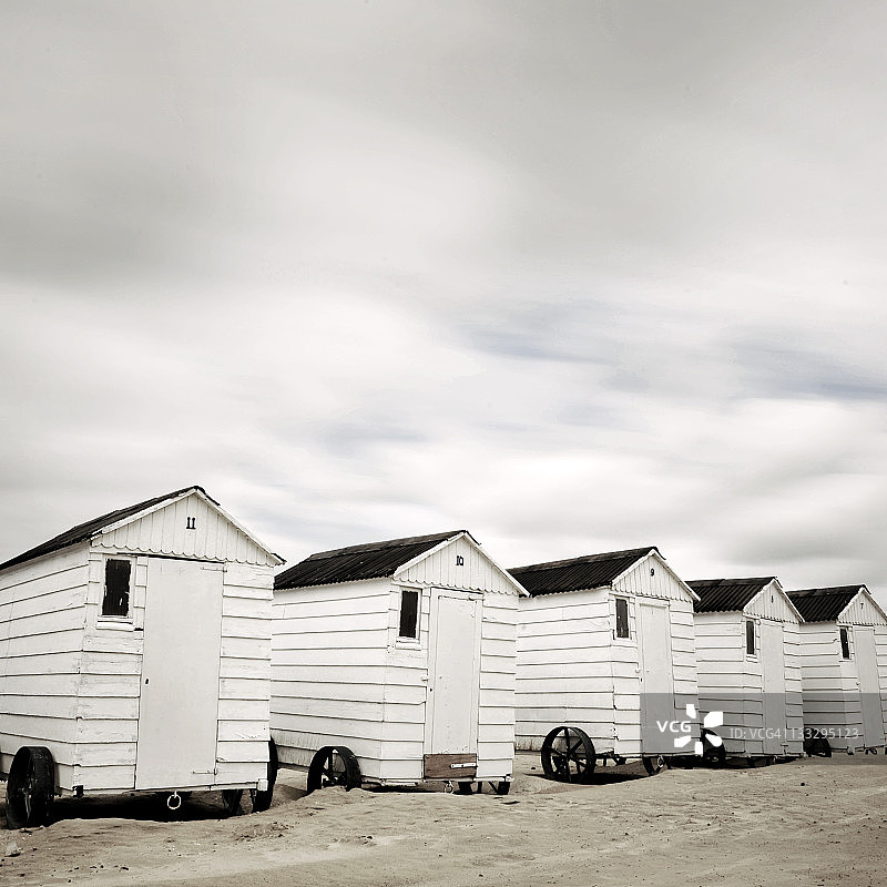 一排五间海滩小屋图片素材