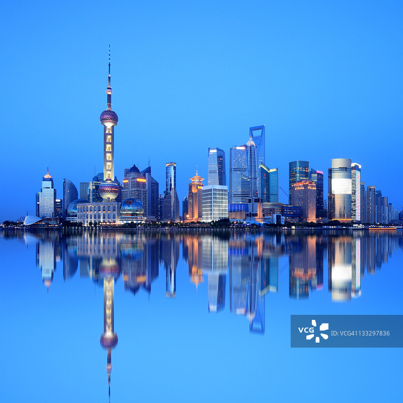 中国上海夜景天际线图片素材