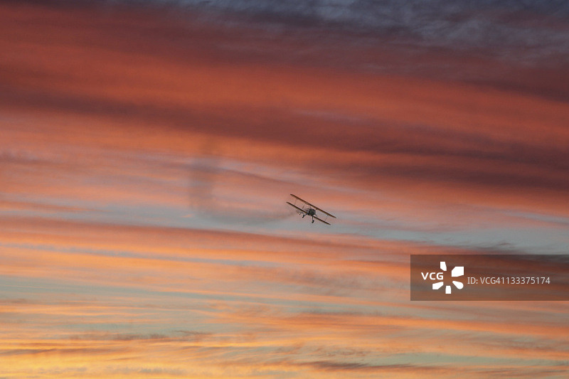 浪漫天空中的双翼飞机图片素材