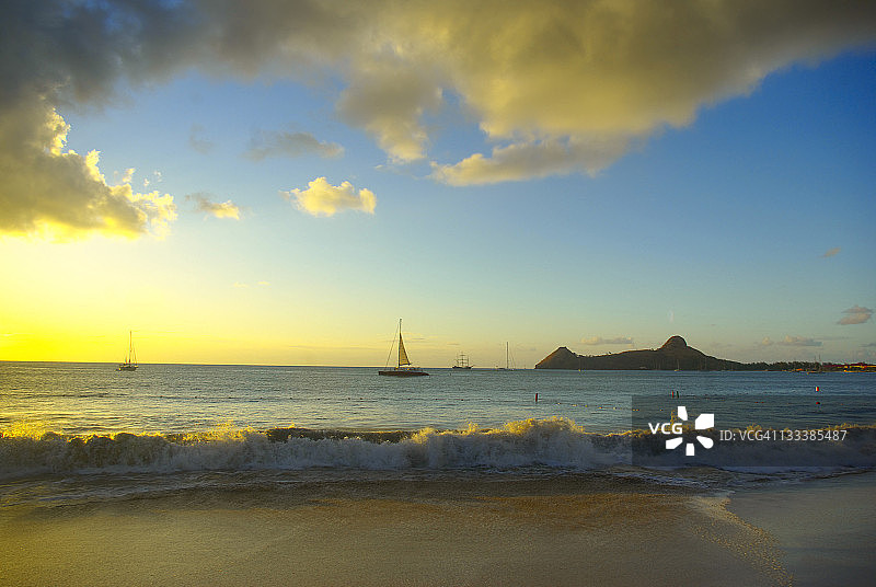 圣卢西亚壮观的鸽子岛和海滩图片素材